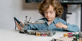 Formação capacita professores em Inteligência Artificial e abordagem maker com Kit Atto