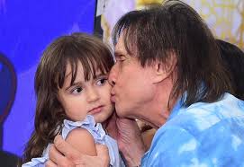 Não há registro confiável de Roberto Carlos cantando com a neta em culto na Igreja Adventista