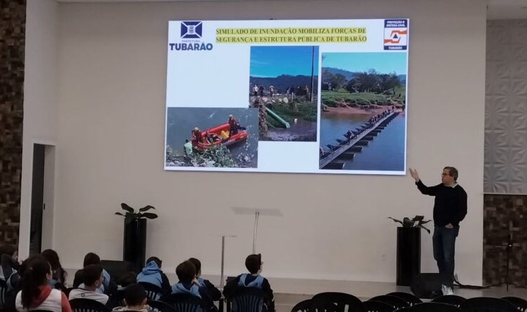 Defesa Civil de Tubarão realiza palestra educativa na Escola Adventista