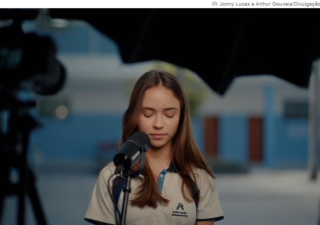 Vídeo com reações de adolescentes a ofensas online emociona e viraliza