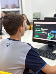 Pesquisa revela que 7 em cada 10 estudantes do ensino médio usam IA generativa em pesquisas — mas orientação escolar ainda é rara